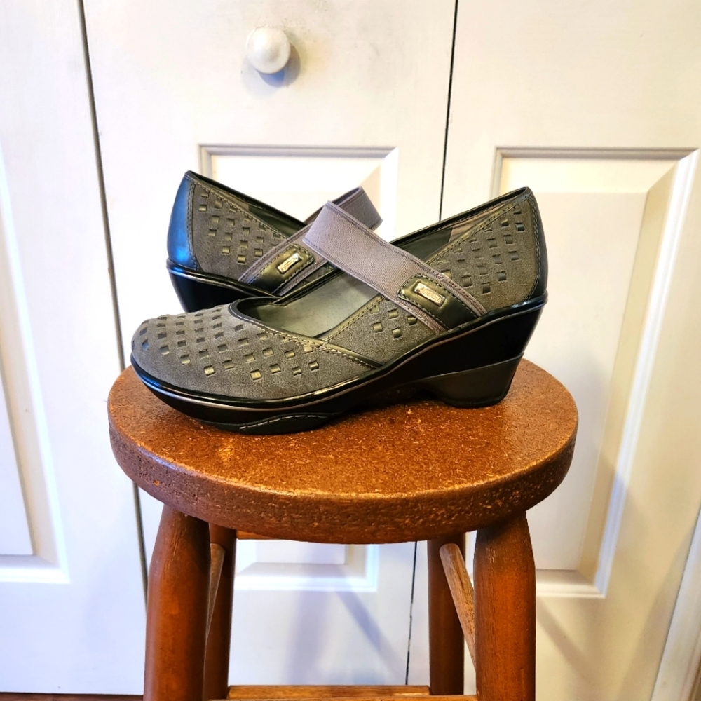 Jambu Wedges. Gray. 10M